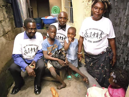 Les partenaires rendent visite à l’une des familles des enfants vivants avec handicap à Kinsenso (RDC)